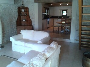 TV, DVD player, ping pong, books - Gîte L'égoa se Situant Dans un Petit Hameau à 17km des Plages Charentaise (Montpellier-de-Médillan)