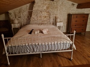 4 habitaciones, tabla de planchar con plancha y cuna de viaje 