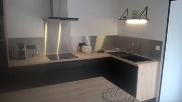 Een microgolfoven, een oven, een kookplaat, een vaatwasser