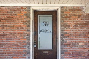 Una puerta con un letrero que dice 'The Heights at Hyde Park, 4442 Harrison St.'