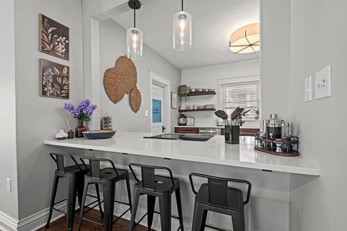 Heights At Hyde Park Home - Walk to Nelson + Streetcar + Parking!
