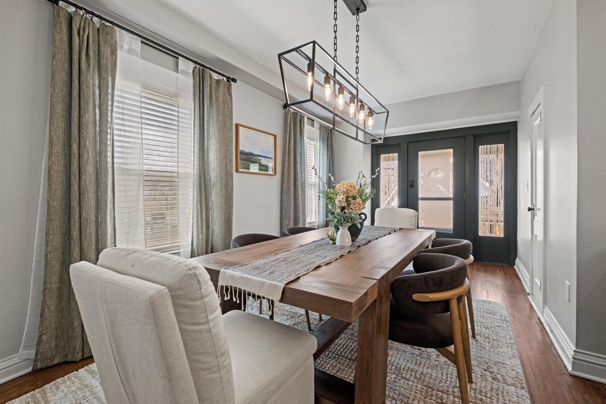 Heights At Hyde Park Walk to Nelson + Streetcar + Parking!