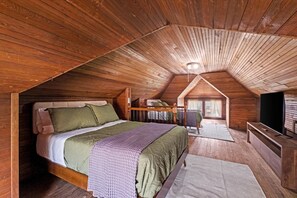 4 bedrooms, desk, iron/ironing board, free WiFi