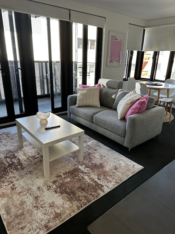 My Zen On Flinders - Chic, Light Filled, Centrally Located 1 Bedroom Apartment - Prospect