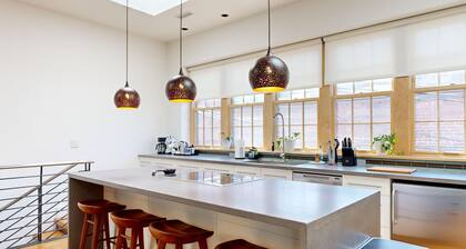 Pet-friendly 2 King Beds / 2 Full Bath 2,600 sq. ft + Free Parking