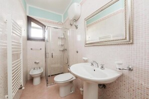 Shower, hair dryer, bidet, towels