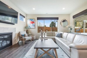 Smart TV, fireplace