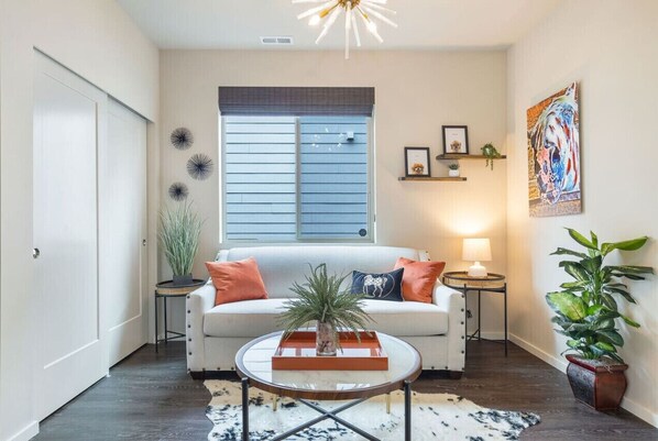 Smart TV, fireplace