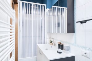 Shower, hair dryer, bidet, towels