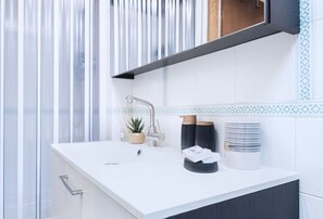 Douche, sèche-cheveux, bidet, serviettes fournies