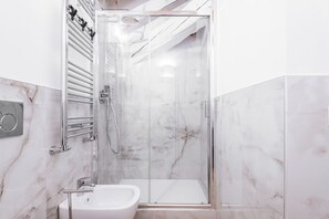 Bruser, hårtørrer, bidet, håndklæder