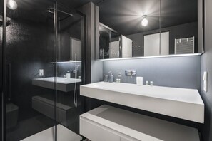 Douche, sèche-cheveux, bidet, serviettes fournies