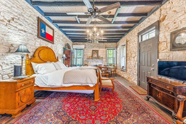 2 makuuhuonetta, työpöytä, silitysrauta/-lauta, ilmainen Wi-Fi