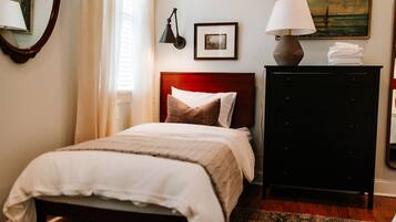 2 slaapkamers, een bureau, een strijkplank/strijkijzer, reisbedje