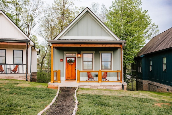 Discover the tranquil beauty of Jasper Highlands. Our charming single-level cabin offers the perfect weekend getaway, tucked away in a mountaintop community with stunning views of the mountains and rivers—your ultimate peaceful escape.