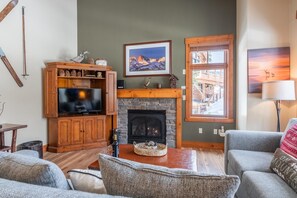 Smart TV, fireplace