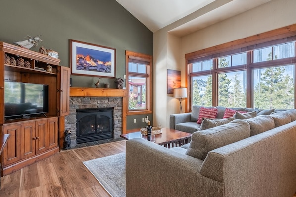 Smart TV, fireplace