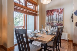 Dining - Home Near Sierra Golf Course! Just a Short Walk to the Shuttle! (Mammoth Lakes)