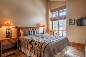 3 bedrooms, iron/ironing board, free WiFi, bed sheets - Home Near Sierra Golf Course! Just a Short Walk to the Shuttle! (Mammoth Lakes)