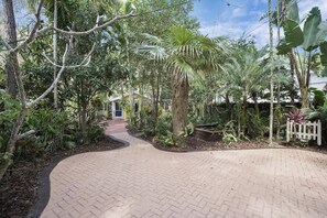 Property grounds - Miami Cottage By Dream Vacation (South Miami)
