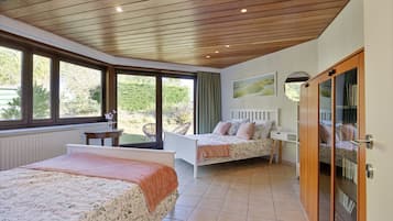 3 chambres, coffres-forts dans les chambres, bureau