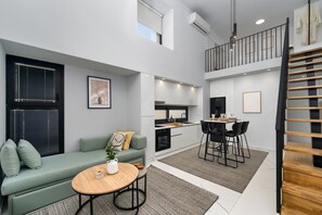 Smart TV - Elegant apt, beachside, cozy & modern. Ideal for a serene Kalamata stay. (Kalamata)