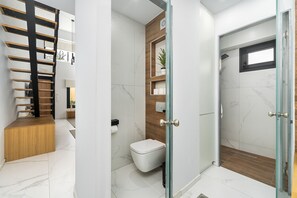 Hair dryer, towels, soap, shampoo - Elegant apt, beachside, cozy & modern. Ideal for a serene Kalamata stay. (Kalamata)