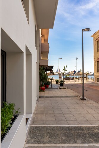 Elegant apt, beachside, cozy & modern. Ideal for a serene Kalamata stay.