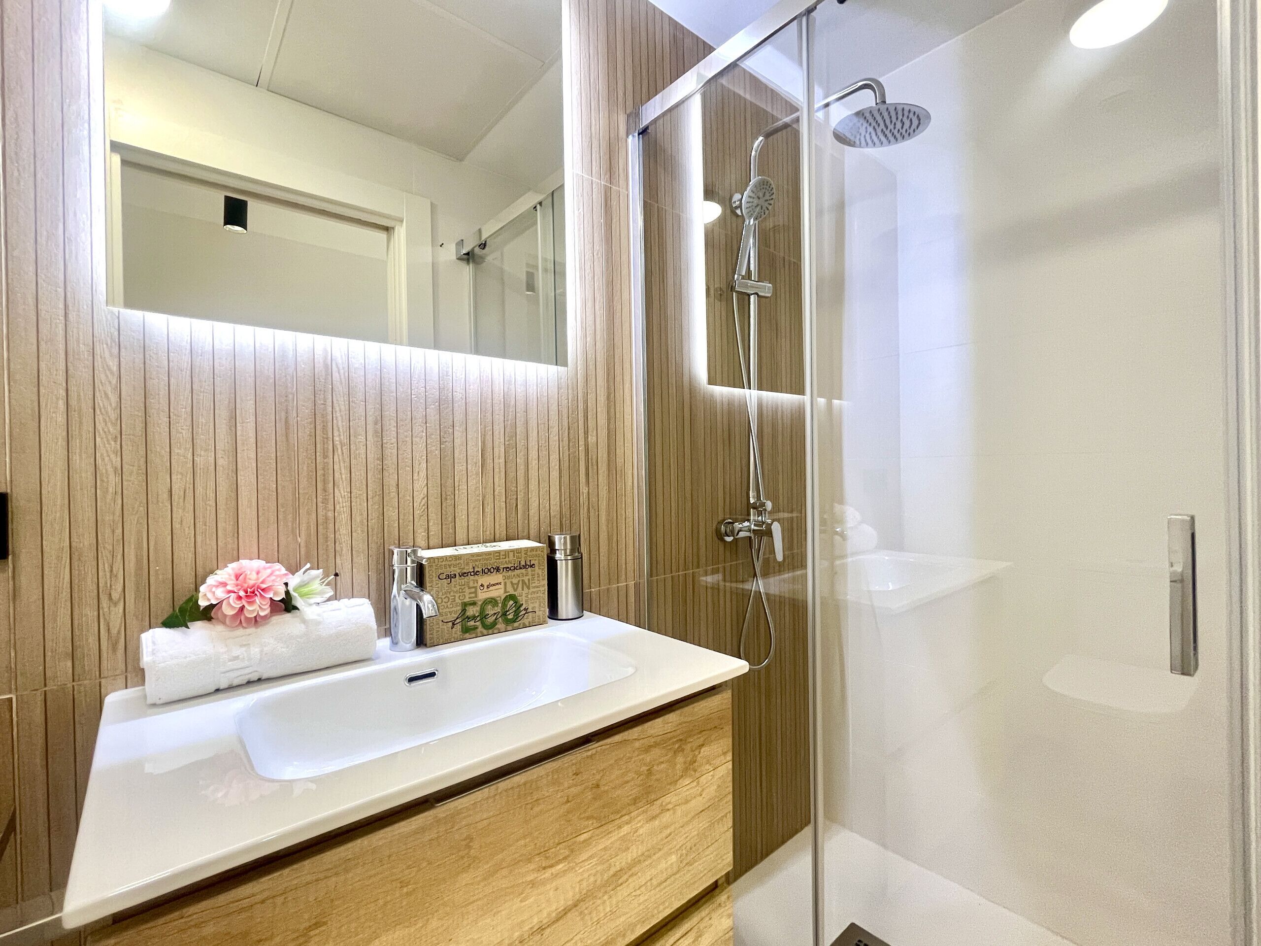 Een douche, een haardroger, handdoeken