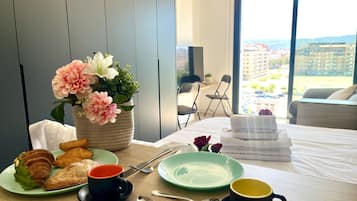 1 habitación, tabla de planchar con plancha, wifi gratis y ropa de cama
