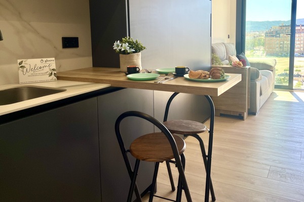 Gut gelegenes Loft mit großen Fenstern, die einen ungehinderten Blick bieten. Ausgestattet mit allem, was Sie für einen komfortablen Aufenthalt benötigen.