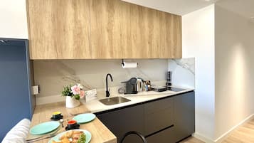 Refrigerador, microondas, horno y cafetera y tetera