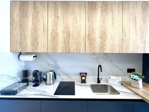 Een koelkast, een microgolfoven, een oven, een kookplaat