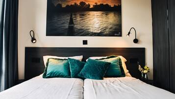 2 bedrooms, desk, WiFi