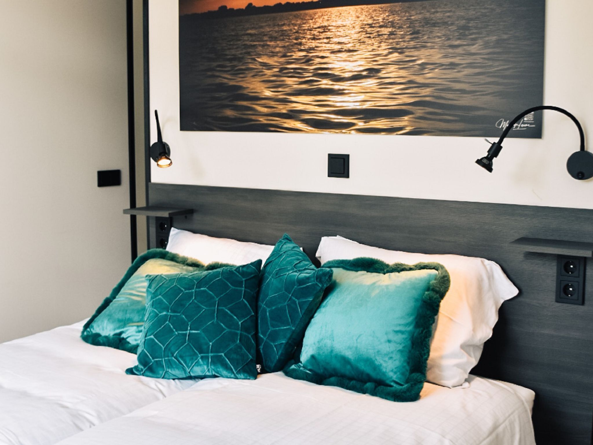 2 bedrooms, desk, WiFi