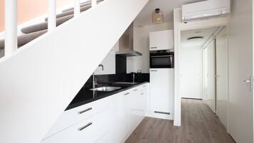 Fridge, microwave, dishwasher, cookware/dishes/utensils