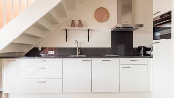 Fridge, microwave, dishwasher, cookware/dishes/utensils