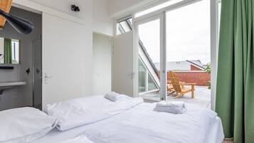 3 bedrooms, desk, WiFi