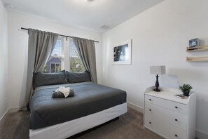 3 chambres, fer et planche à repasser, lit de bébé portatif