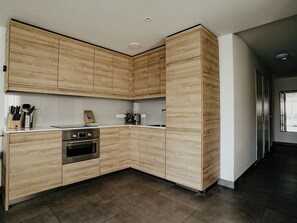 Fridge, dishwasher, cookware/dishes/utensils