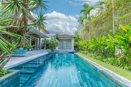 2 piscinas al aire libre, sillones reclinables de piscina
