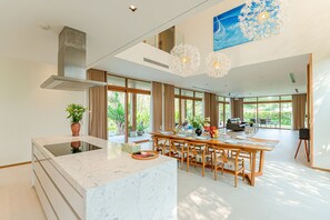 奢華別墅 | 私人廚房 | 冰箱、微波爐、兒童餐椅