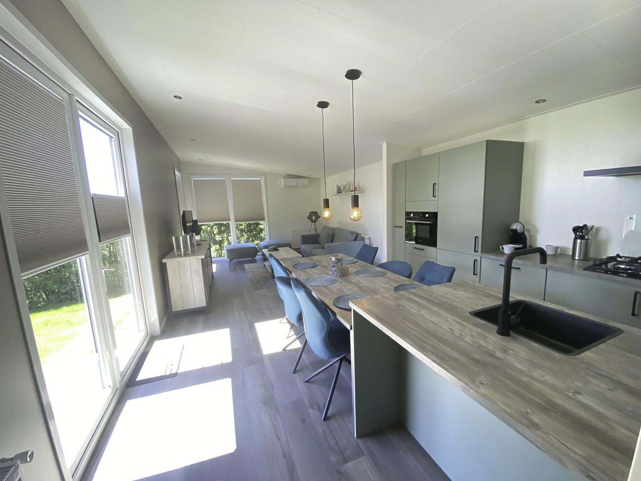 Geladeira, micro-ondas, lava-louças, cadeirão de bebê