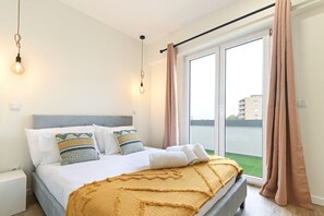 2 bedrooms, iron/ironing board, Internet, bed sheets - Largo da Estação with Balcony by Sé Apartments (Braga)