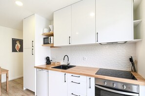 Jääkaappi, mikroaaltouuni, uuni, liesi