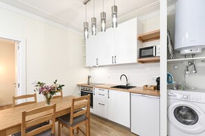 Jääkaappi, mikroaaltouuni, uuni, liesi