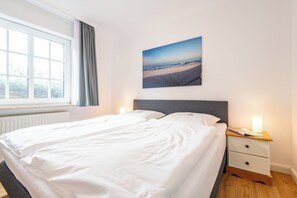 3 bedrooms, iron/ironing board, free WiFi, bed sheets - Sonnig. Terrasse. Zentral (Westerland)