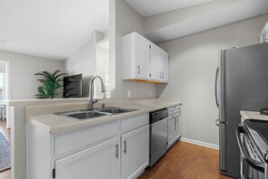 Fridge, microwave, oven, stovetop - 2BR Top Floor W/D  Pool  Golf  Near to Beach (Myrtle Beach)