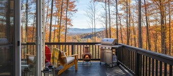 Romantic Cozy Cottage Views Hot Tub Minutes to FUN