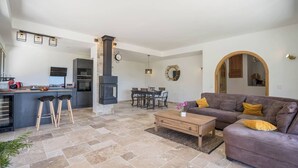 Un espacio habitable moderno con cocina, comedor y zona de estar.